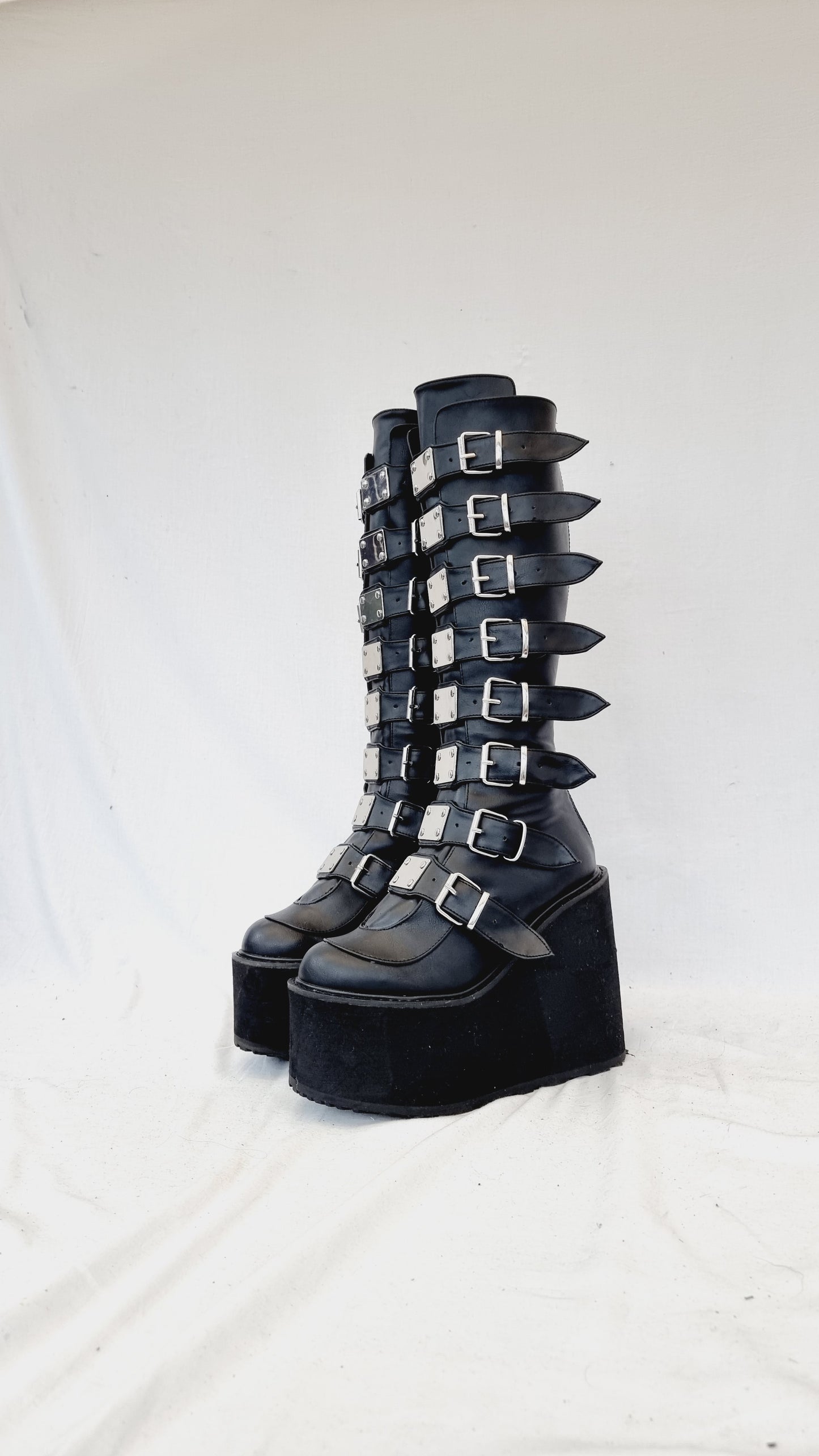 EU 39 / UK 6 Demonia Shoes