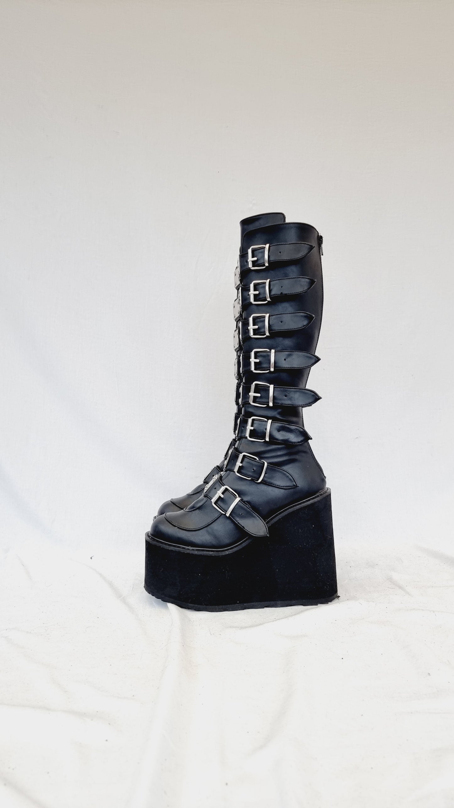 EU 39 / UK 6 Demonia Shoes
