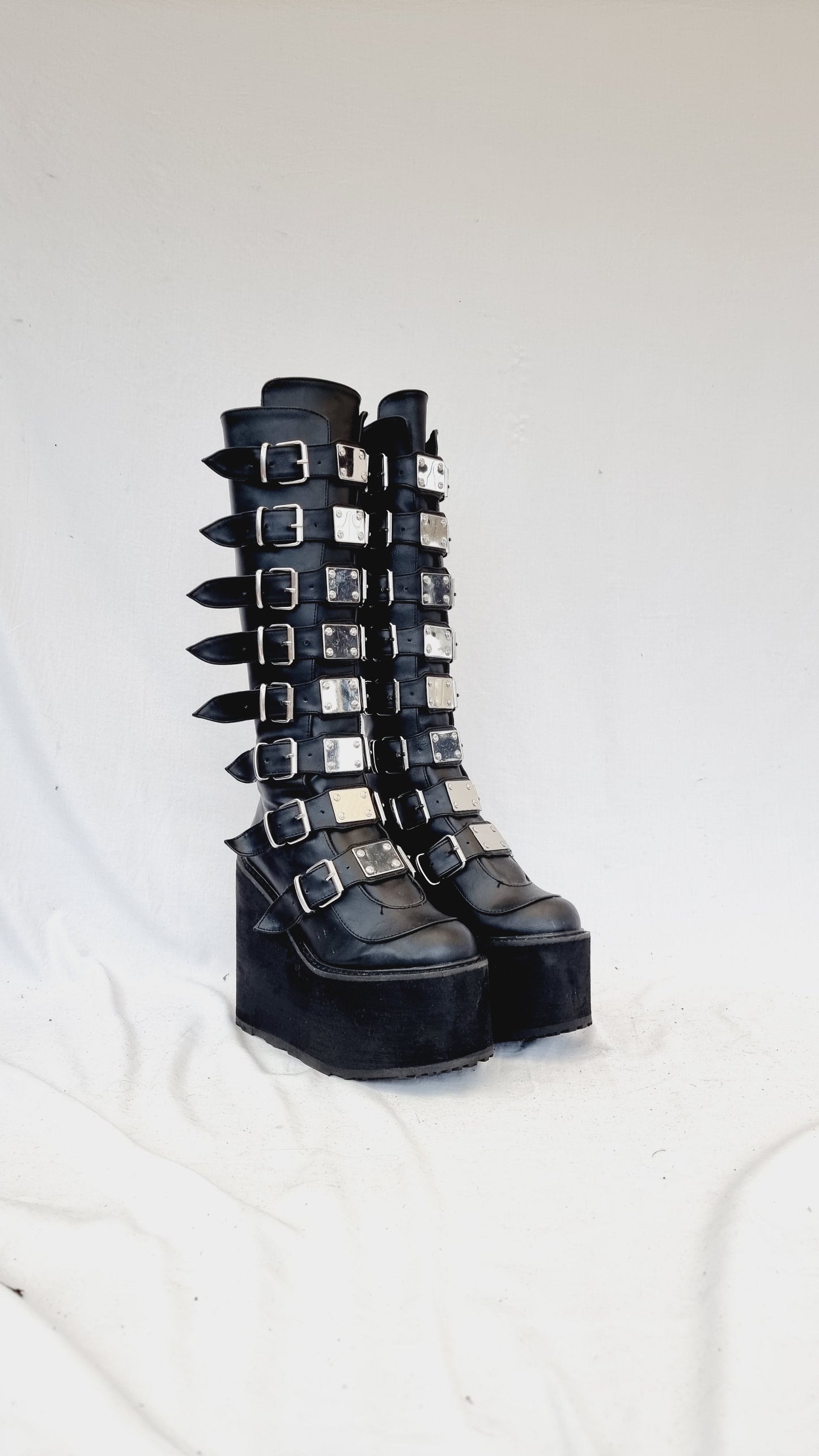 EU 39 / UK 6 Demonia Shoes