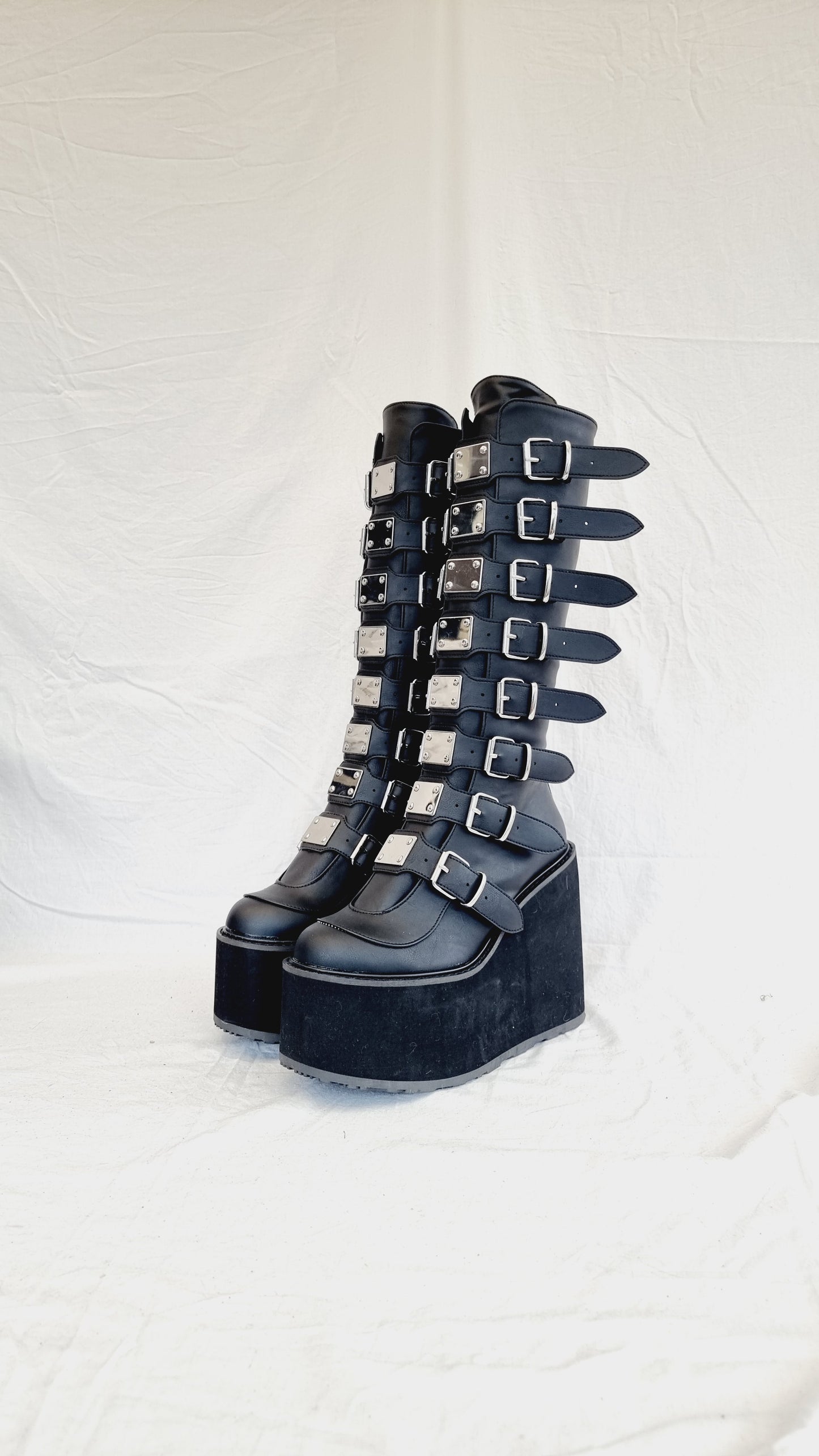 EU 41 / UK 7.5 Demonia Shoes