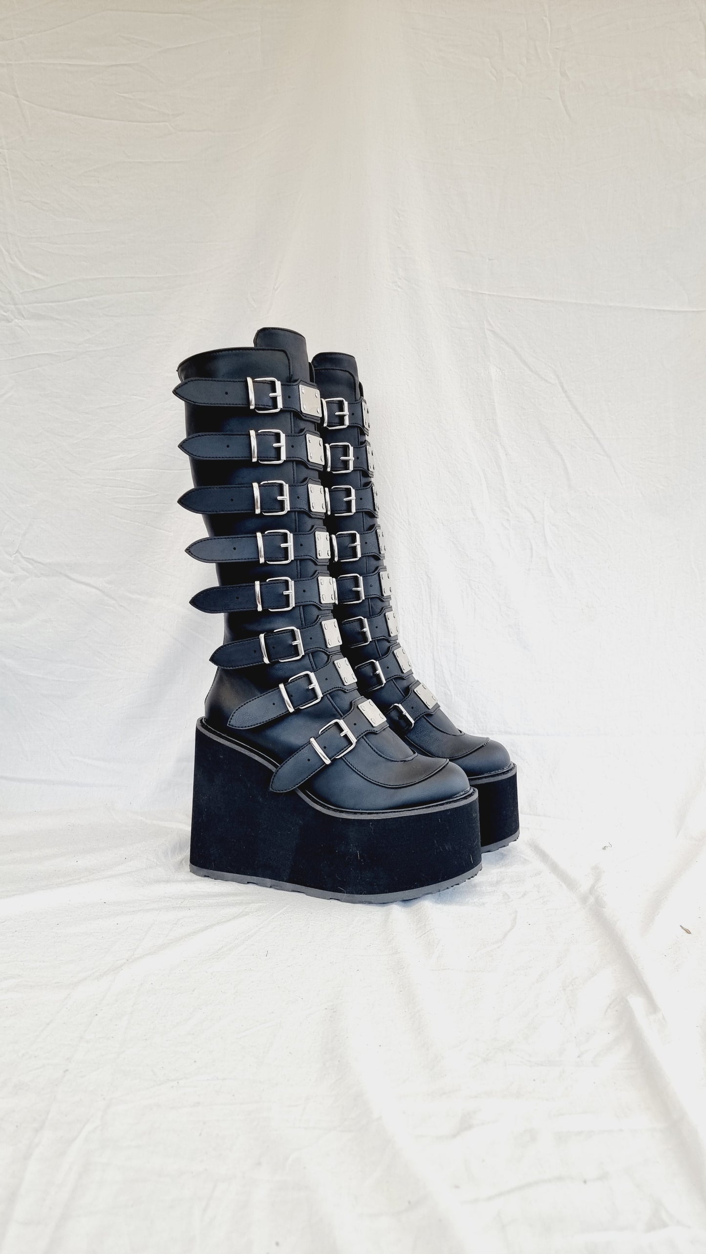 EU 41 / UK 7.5 Demonia Shoes