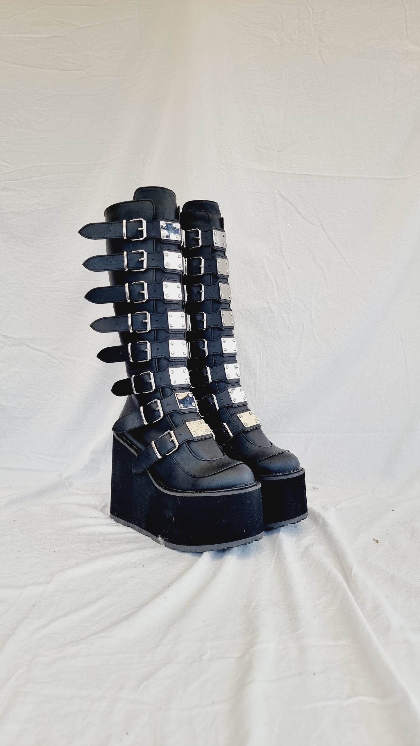 EU 41 / UK 7.5 Demonia Shoes