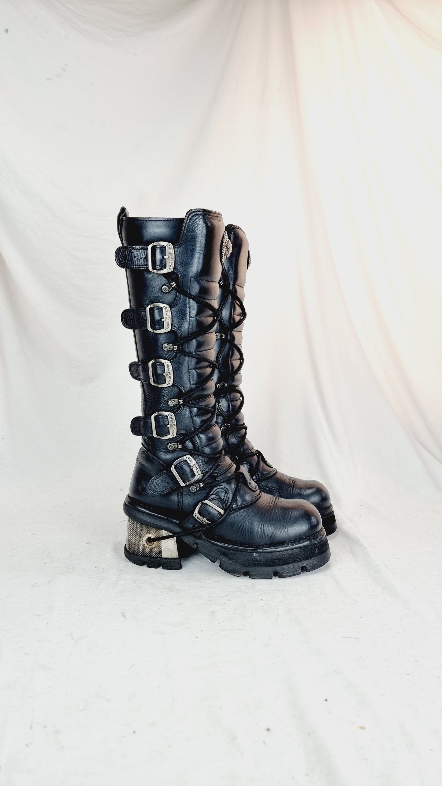 EU 41 / UK 7.5 New Rock Boots