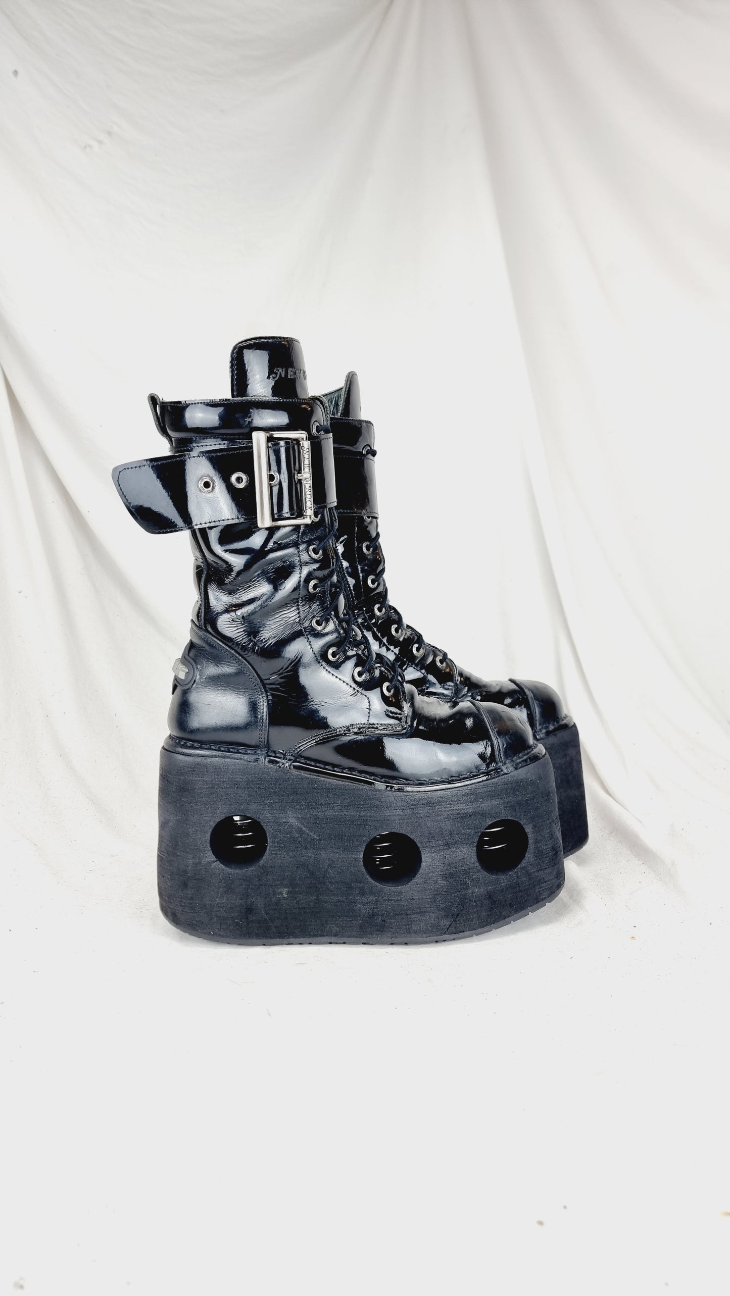 EU 42 / UK 8 New Rock Boots