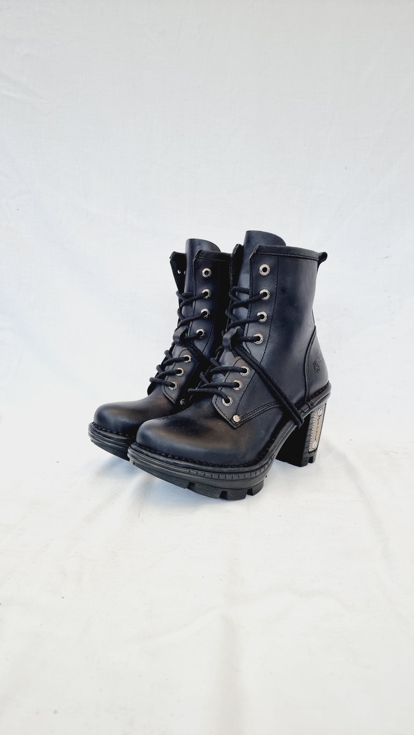 EU 38 / UK 5 New Rock Boots