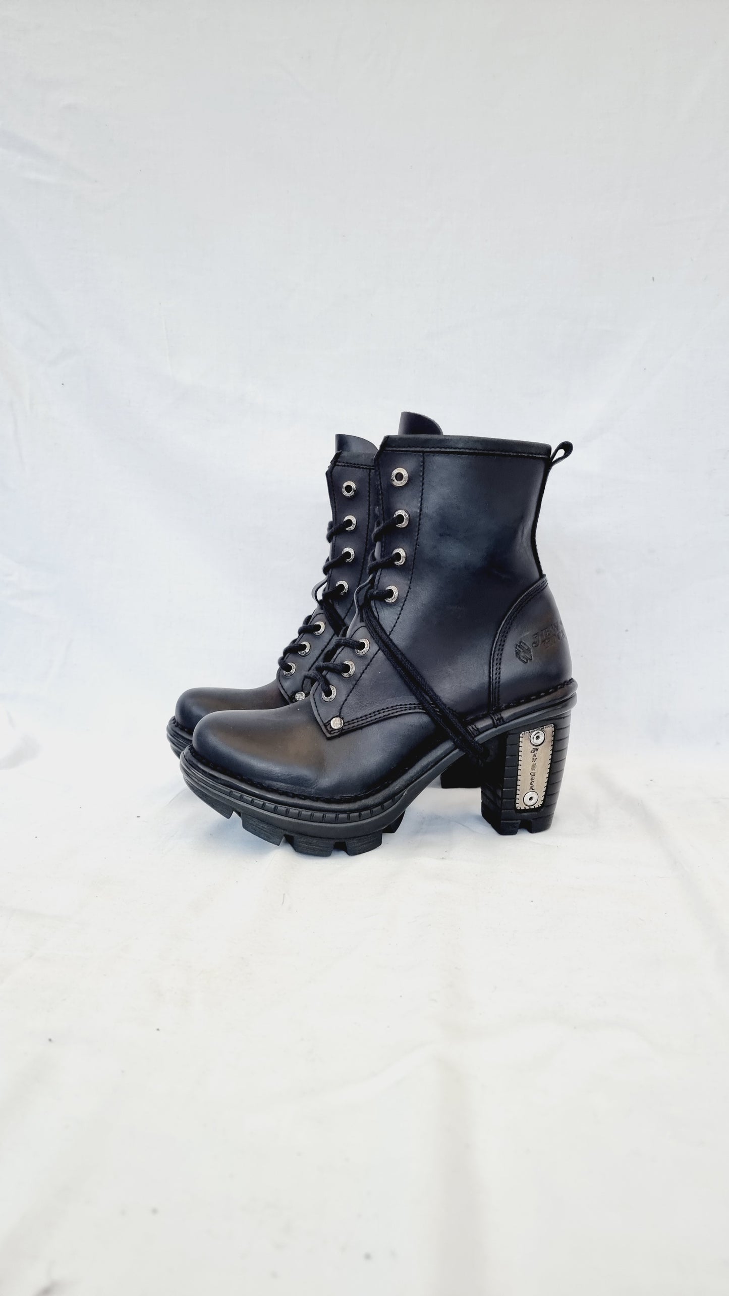 EU 38 / UK 5 New Rock Boots