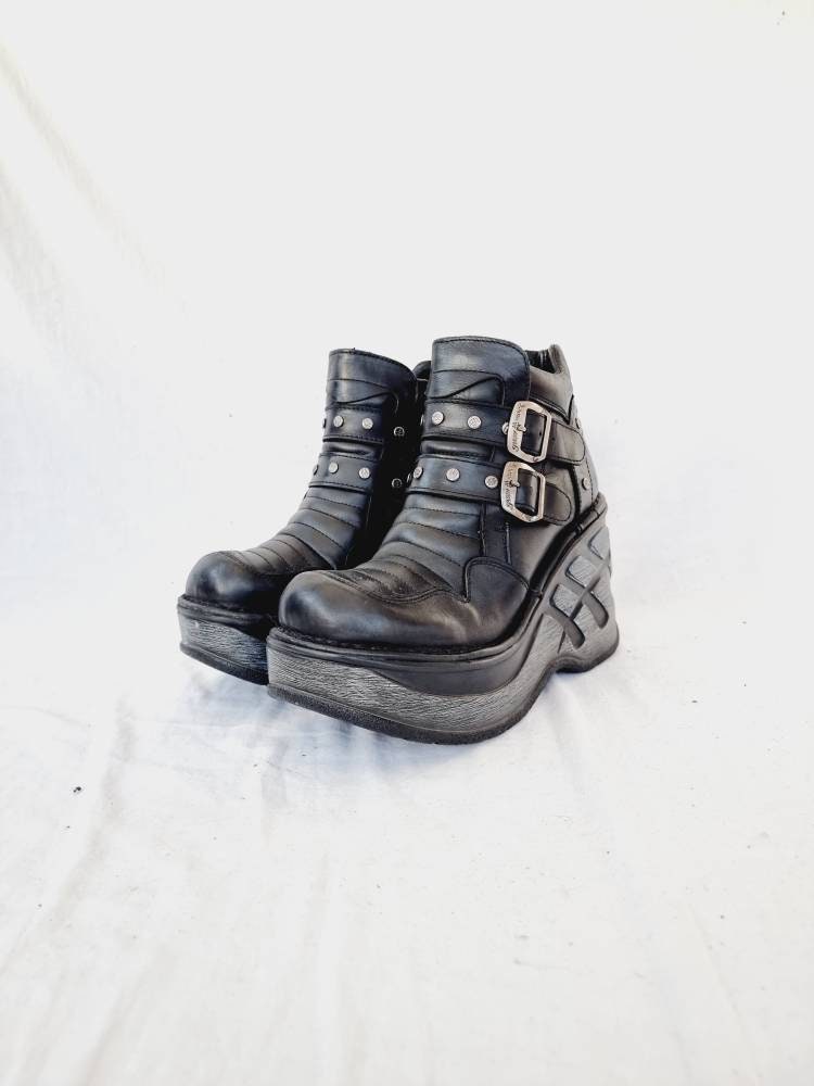 EU 40 / UK 7 New Rock Boots