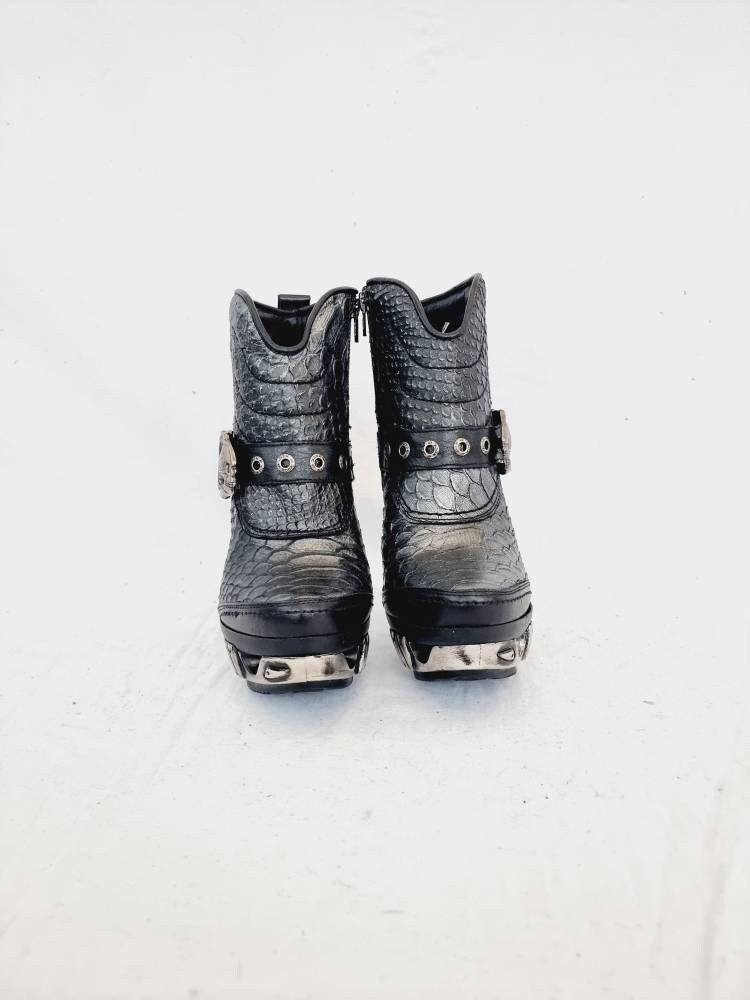 EU 36 / UK 3 New Rock Boots