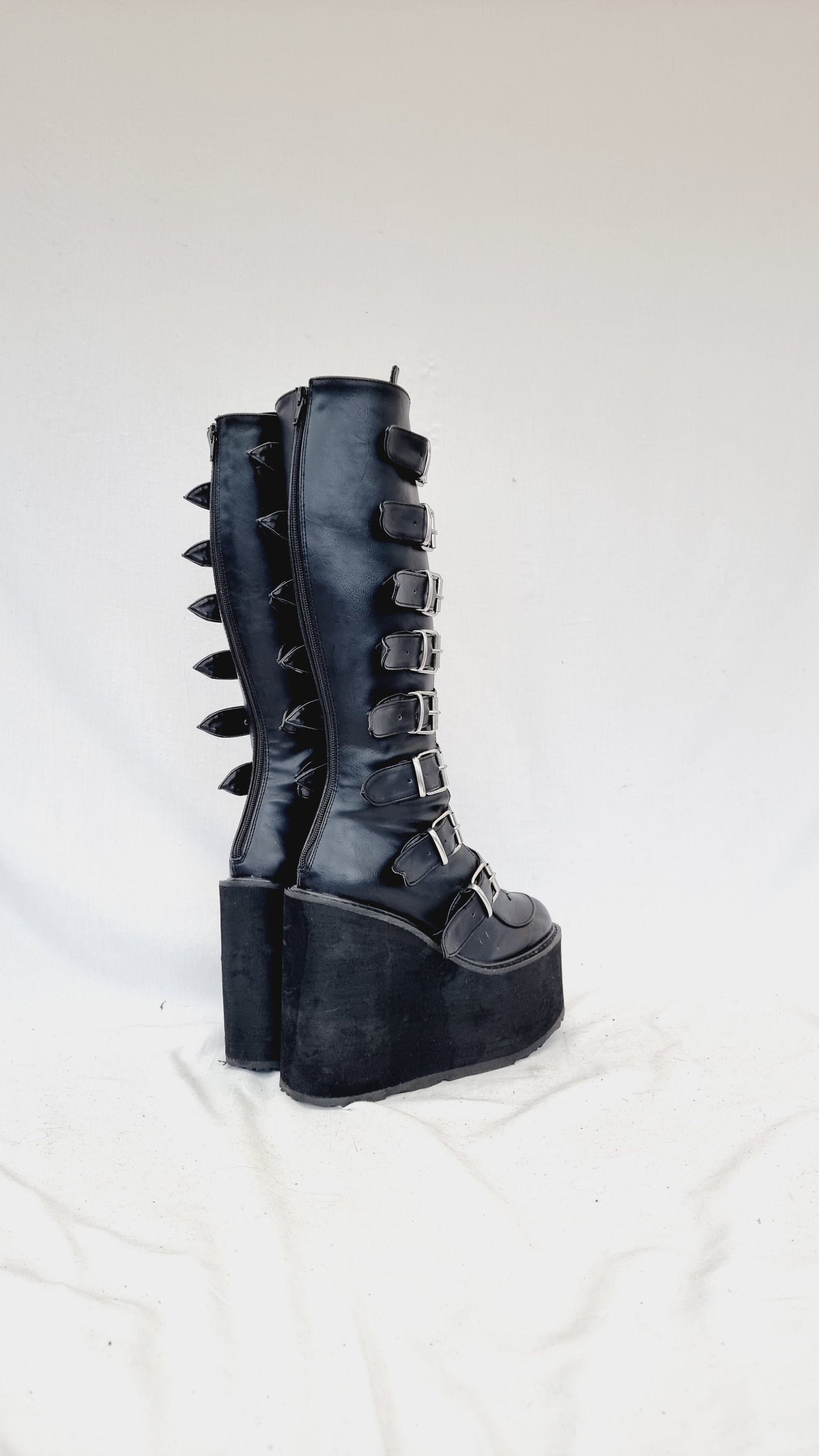 EU 39 / UK 6 Demonia Shoes