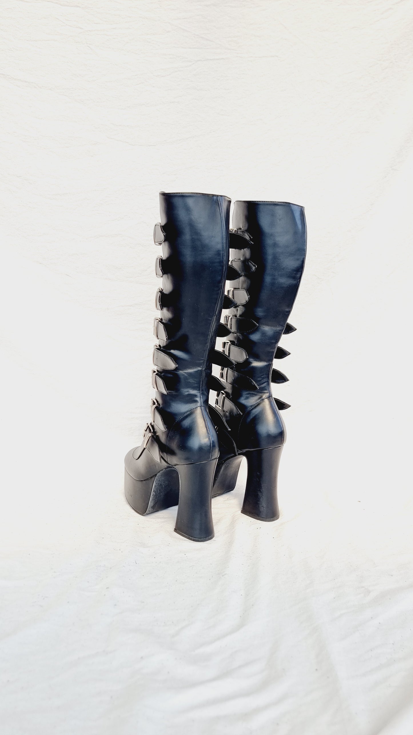 EU 39 / UK 6 Demonia Shoes